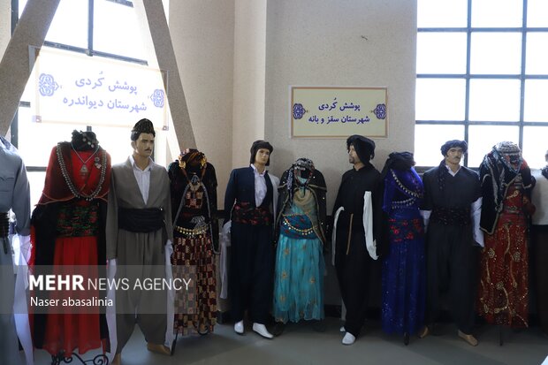 İran'da moda ve geleneksel Kürt kiyafetleri fuarı