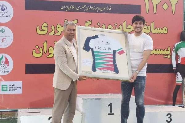 حضور سردار آزمون به عنوان حامی در دوچرخه سواری 2