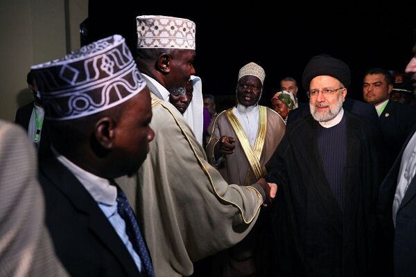 الرئيس الإيراني يلتقي مسلمي البلد داخل  أكبر مسجد بشرق إفريقيا