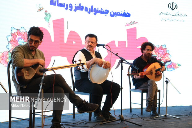 گردهمایی طنزپردازان در روز شعر و ادب فارسی در کبودرآهنگ گردهمایی طنزپردازان در روز شعر و ادب فارسی در کبودرآهنگ