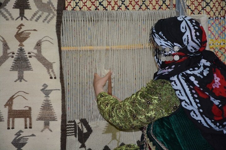 دستهایی که تاریخ میبافند؛ اینجا هنر نان درمیآورد