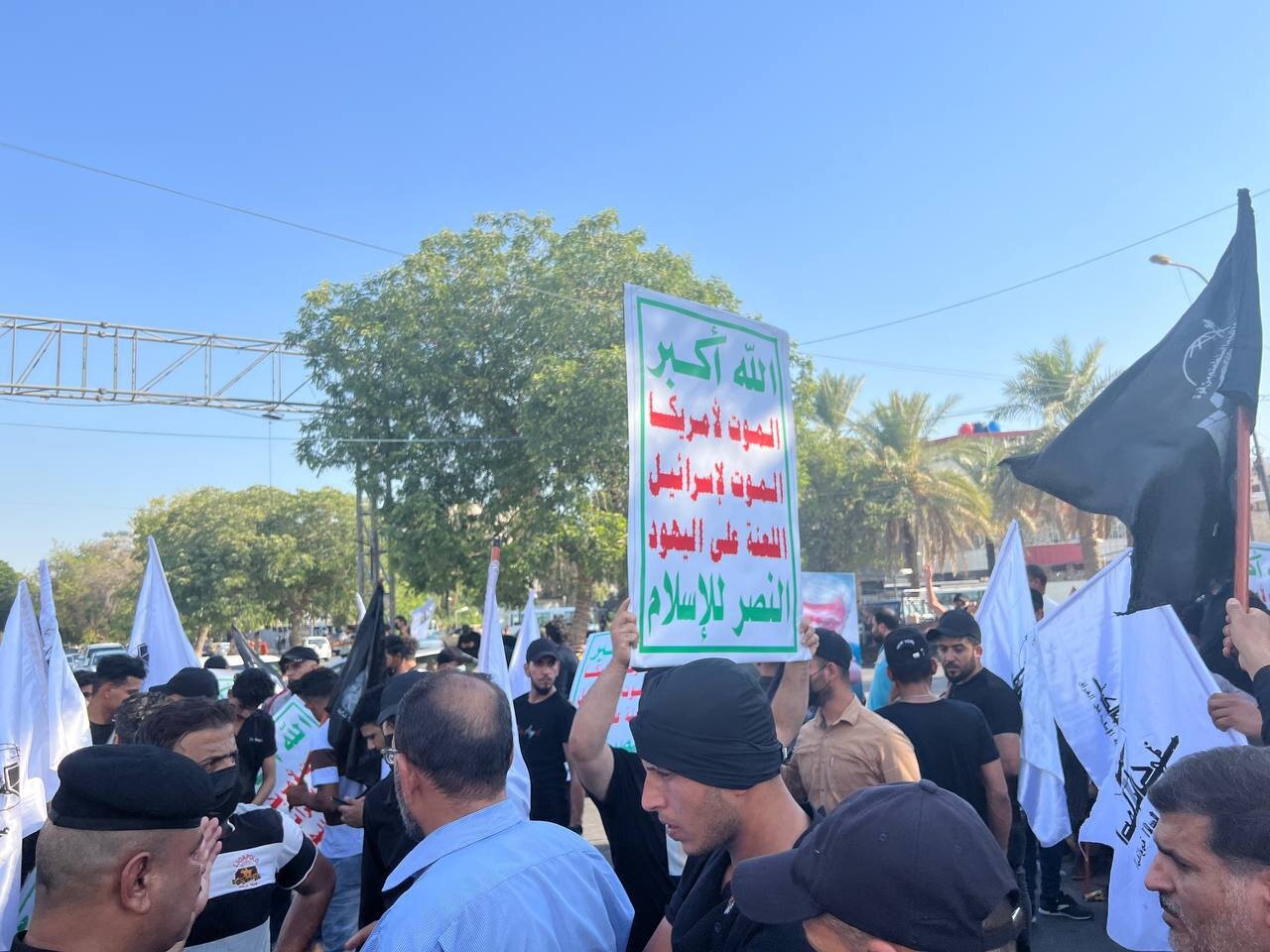 تظاهرات گستره ضدآمریکایی مردم عراق در منطقه سبز بغداد+ تصاویر