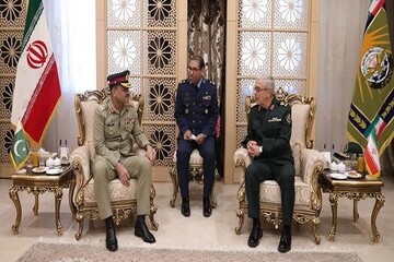 قائد الجيش الباكستاني يلتقي رئيس الأركان العامة للقوات المسلحة الإيرانية