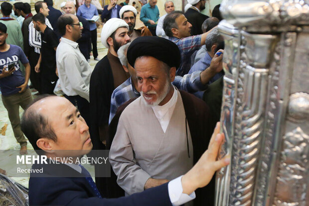 سفیر کره جنوبی در حرم حضرت معصومه (س) حضور یافت + تصاویر