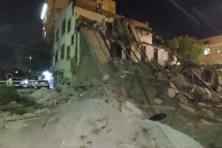 یک منزل مسکونی ۳ طبقه در مشهد به دلیل گودبرداری فروریخت