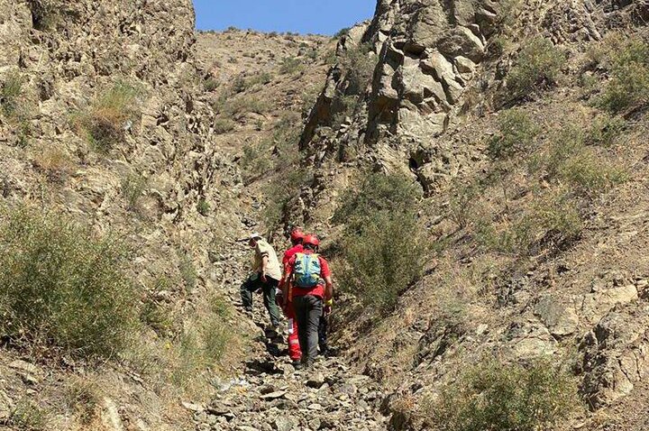 نجات ۴ جوان گرفتار در ارتفاعات آبشار مورود