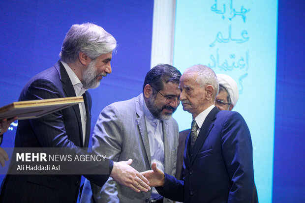 یاسر احمدوند معاون وزیر فرهنگ و ارشاد اسامی در مراسم چهلمین جایزه کتاب سال جمهوری اسلامی ایران حضور دارد