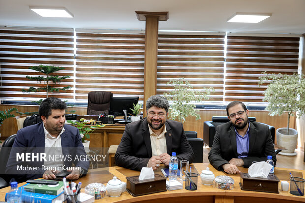 میرهاشم موسوی مدیرعامل سازمان تامین اجتماعی با حضور در خبرگزاری مهر با مدیرعامل گروه رسانه‌ای مهر دیدار و گفتگو کرد.