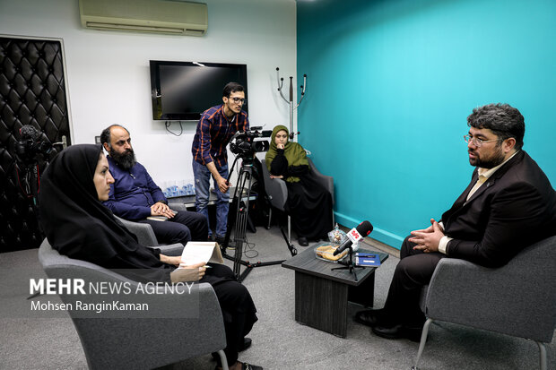 میرهاشم موسوی مدیرعامل سازمان تامین اجتماعی در حال پاسخ به سوالات خبرنگار خبرگزاری مهر است