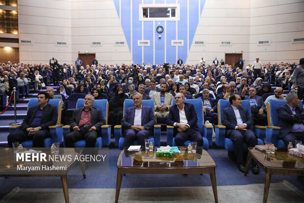 جشن بزرگداشت روز خانواده و تکریم بازنشستگان شنبه ۲۴ تیر ماه ۱۴۰۲ با حضور وزیر محترم تعاون،کار و رفاه اجتماعی،مدیر عامل صندوق بازنشستگی کشوری در سالن همایش های نوالرضا برگزار شد