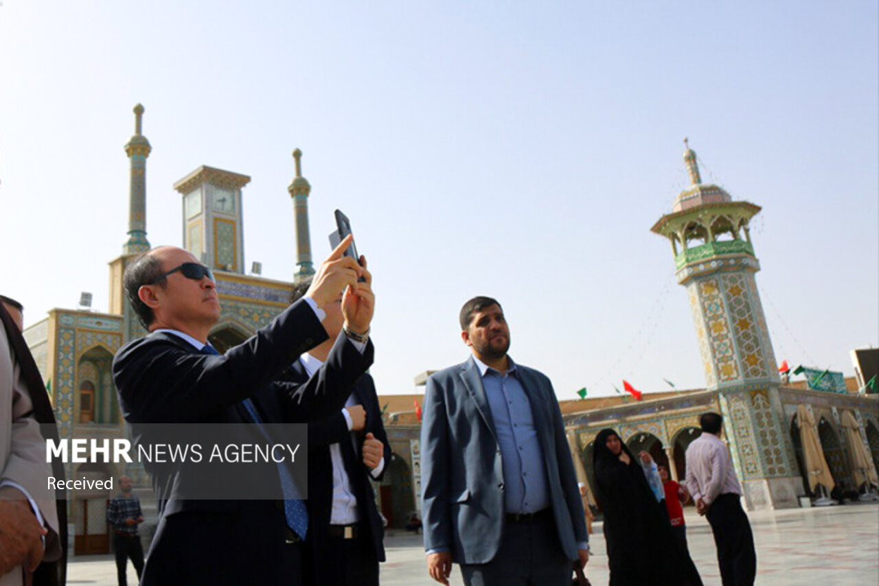 سفیر کره جنوبی در حرم حضرت معصومه (س) حضور یافت + تصاویر
