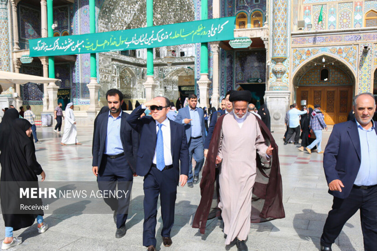 سفیر کره جنوبی در حرم حضرت معصومه (س) حضور یافت + تصاویر