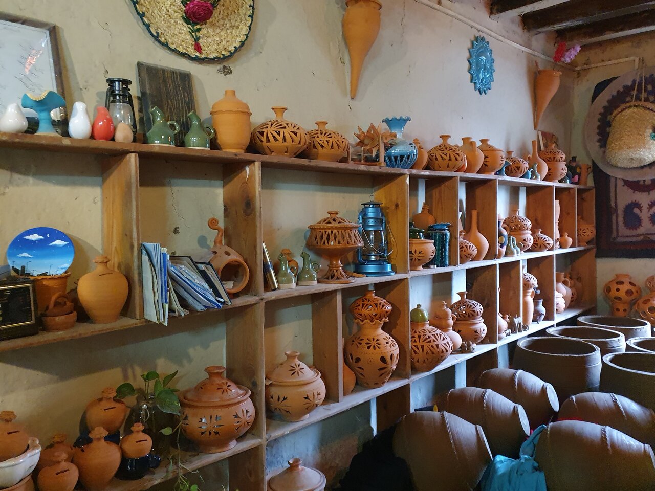 دستهای گِلی۵ نسل در یک کسب و کار/سفالگری خانوادگی اهالی یک روستا