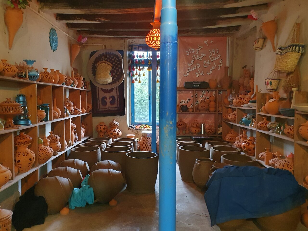 دستهای گِلی۵ نسل در یک کسب و کار/سفالگری خانوادگی اهالی یک روستا