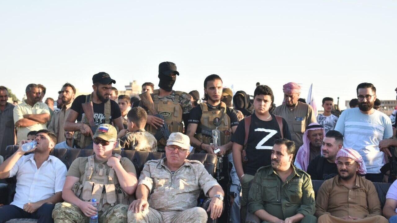 العشائر العربية والدفاع الوطني يستعرضون قواتهم في دير الزور ردا على التحشيد الأمريكي