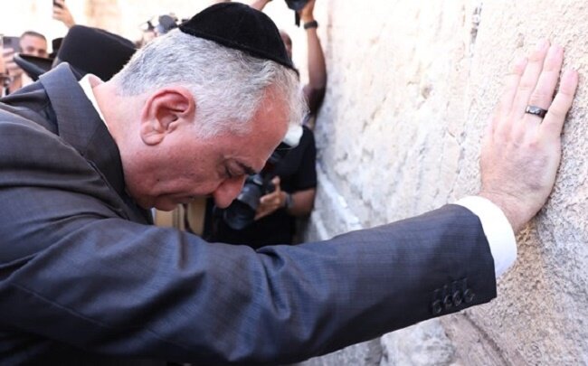 فاکتورهایی که بهاسم فعالیت سیاسی در جزایر آفتابگیر خرج میشوند