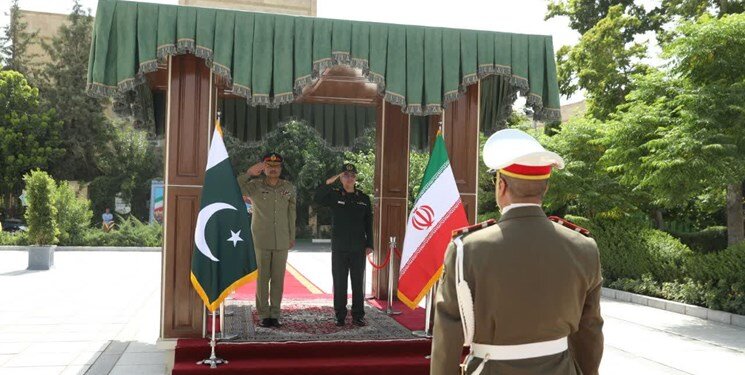 Pakistan army chief meets Iranian military chief