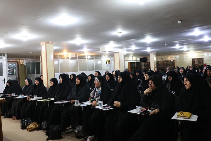 تأسی از حضرت زینب (س) رسالت بانوان فعال فرهنگی و تبلیغی باشد