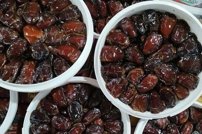 شستن خرما قبل از مصرف ضروری است شستن خرما قبل از مصرف ضروری است