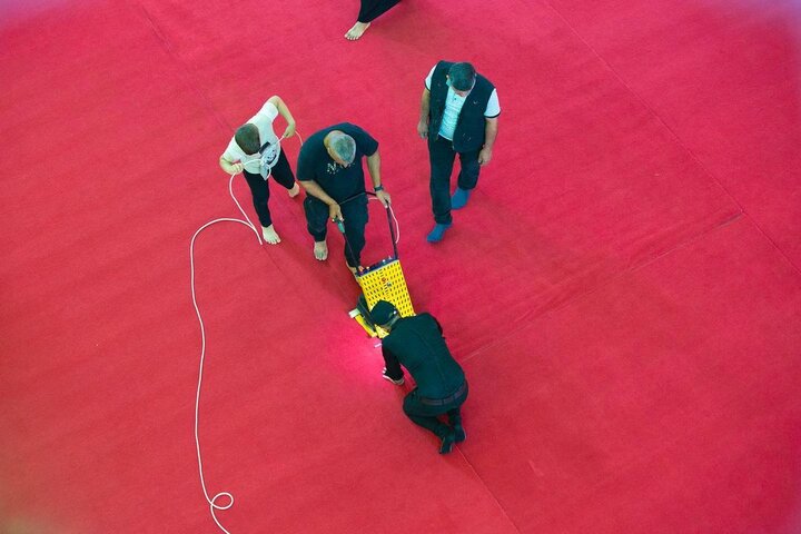 حرم مطهر امام حسین(ع) با موکتهای قرمز مفروش شد+عکس و فیلم