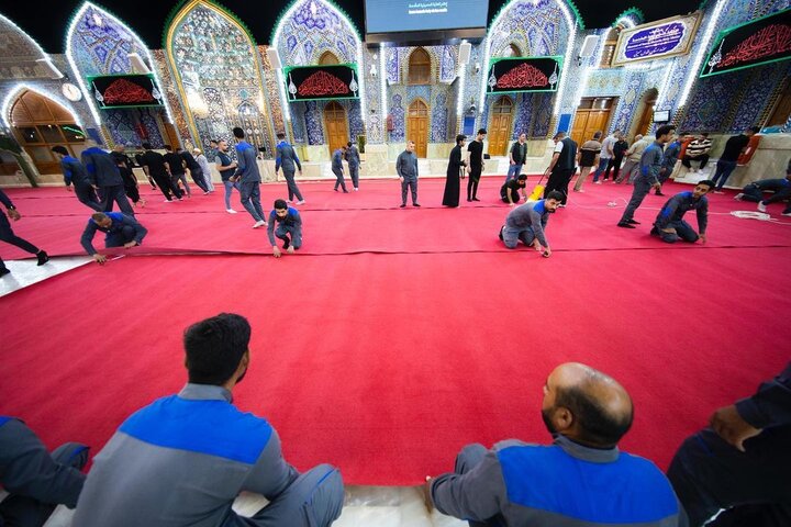 حرم مطهر امام حسین(ع) با موکتهای قرمز مفروش شد+عکس و فیلم