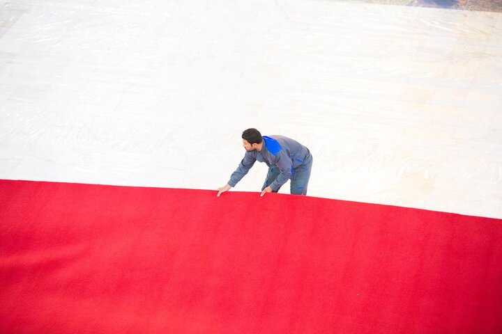 حرم مطهر امام حسین(ع) با موکتهای قرمز مفروش شد+عکس و فیلم