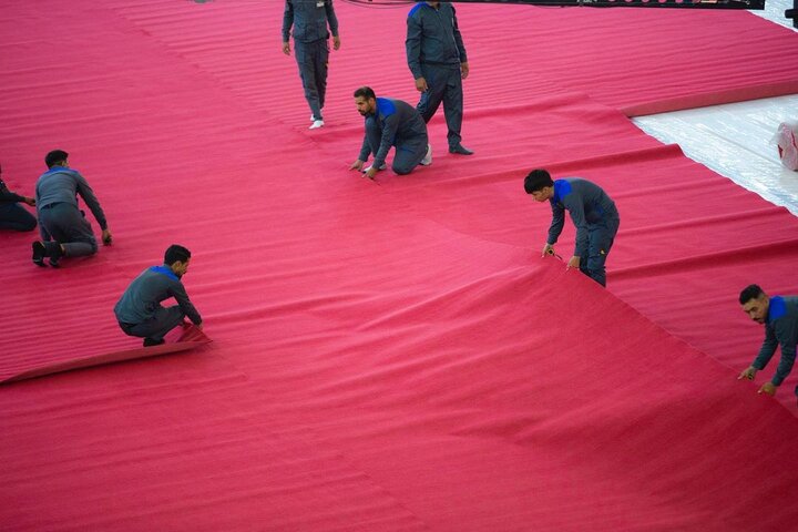 حرم مطهر امام حسین(ع) با موکتهای قرمز مفروش شد+عکس و فیلم