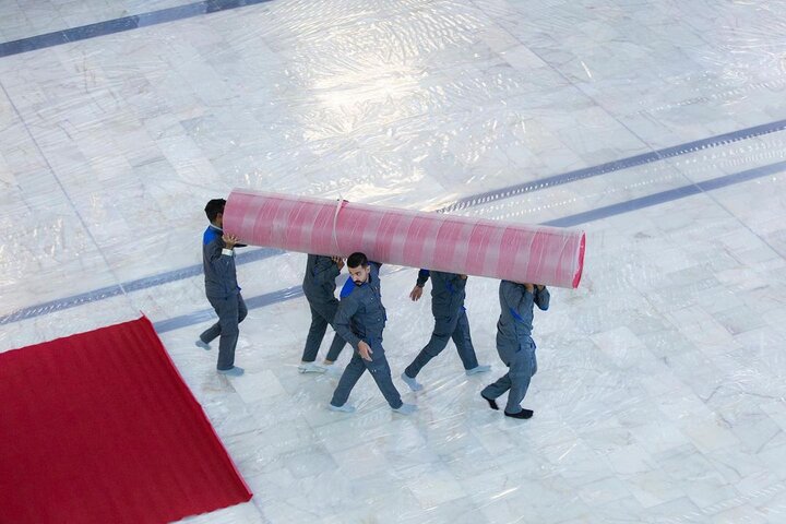 حرم مطهر امام حسین(ع) با موکتهای قرمز مفروش شد+عکس و فیلم