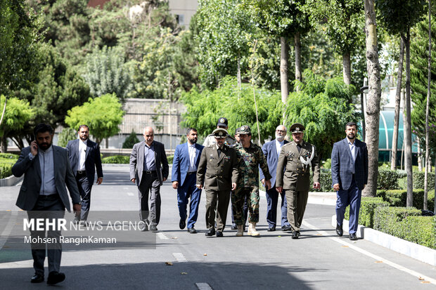 امیر محمدرضا قرائی آشتیانی وزیر دفاع و پشتیبانی نیروهای مسلح در مراسم استقبال رسمی از وزیر دفاع و بولیوی حضور دارد