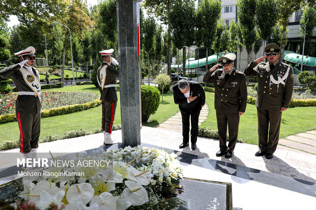 «ادموندو نوبیو آگیلار» وزیر دفاع بولیوی و امیر محمدرضا قرائی آشتیانی وزیر دفاع و پشتیبانی نیروهای مسلح در حال ادای احترام به مقام عالی شهدا هستند
