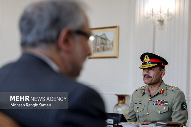 سید عاصم منیر فرمانده ارتش پاکستان ظهر امروز ۲۵ تیرماه ۱۴۰۲ با امیر عبداللهیان وزیر امور خارجه در محل ساختمان شماره یک وزارت امور خارجه دیدار و گفتگو کرد