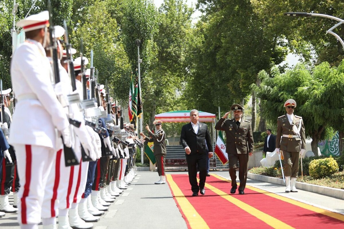 Bolivya Savunma Bakanı'ndan Tahran'a ziyaret