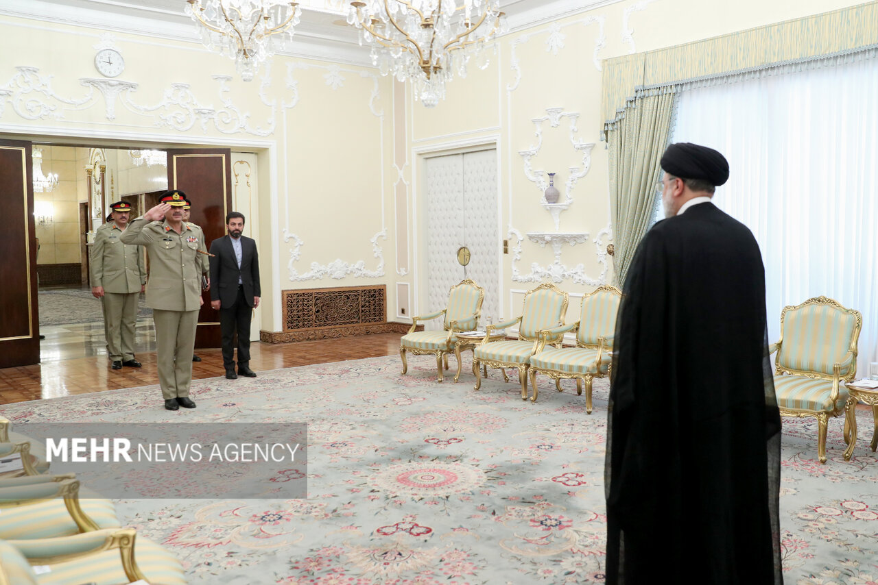 ایرانی صدر آیت اللہ رئیسی سے پاکستانی چیف آف آرمی سٹاف جنرل عاصم منیر کی ملاقات