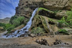 جاری شدن آبشار فصلی در کوه‌های بازی دراز
