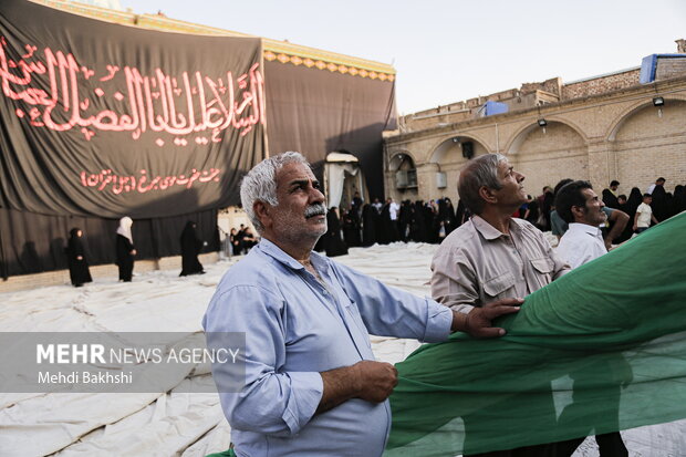 برافراشتن خیمه عزاداری محرم در صحن امامزاده موسی مبرقع (ع)