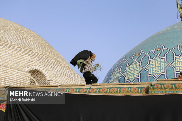 برافراشتن خیمه عزاداری محرم در صحن امامزاده موسی مبرقع (ع)