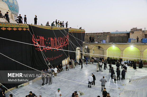 برافراشتن خیمه عزاداری محرم در صحن امامزاده موسی مبرقع (ع)