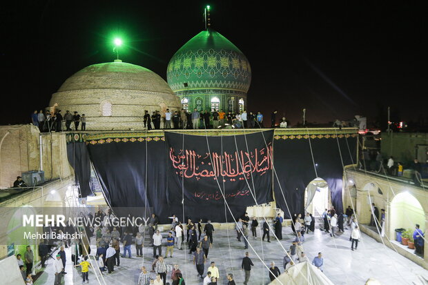 برافراشتن خیمه عزاداری محرم در صحن امامزاده موسی مبرقع (ع)