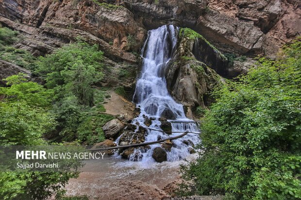 آبشار «نژوی» یکی از زیباترین جاذبه های گردشگری استان ایلام