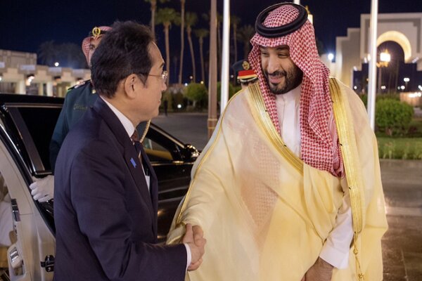 محورهای رایزنی ​​نخست‌وزیر ژاپن با ولیعهد عربستان