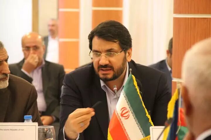 وزير الطرق الإيراني يؤكد على تطوير العلاقات مع أذربيجان