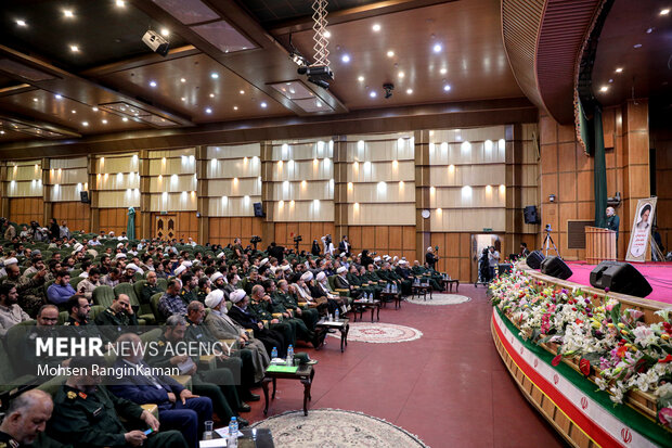 سردار سرلشکر حسین سلامی فرمانده کل سپاه پاسداران در حال سخنرانی در اختتامیه نمایشگاه تخصصی عملکرد و پیشرفت و محلات مردم سالار اسلامی است