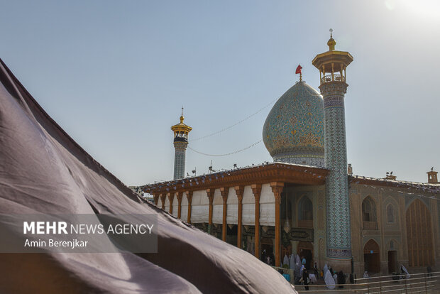 ایران، امامزادہ شاہچراغ کے مزار پر دہشت گردی، ایک خادمین خادم شہید، سات زخمی