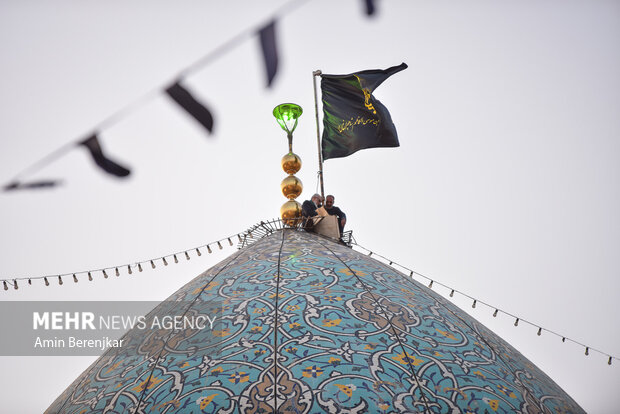 آئین تعویض پرچم گنبد حضرت علی بن باقر (ع) در مشهد اردهال کاشان 