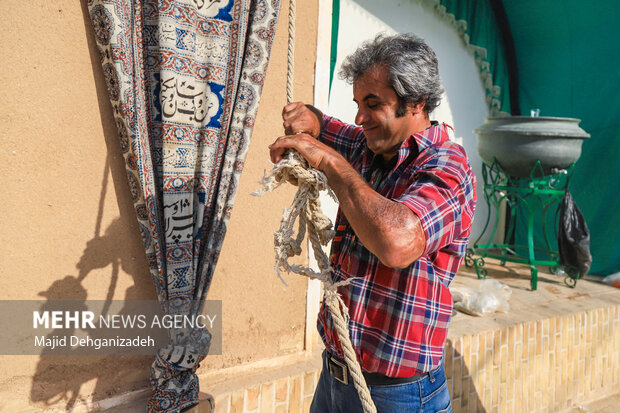 یزد، عزاخانہ فھادان میں سیاہ پوشی کی قدیمی رسم
