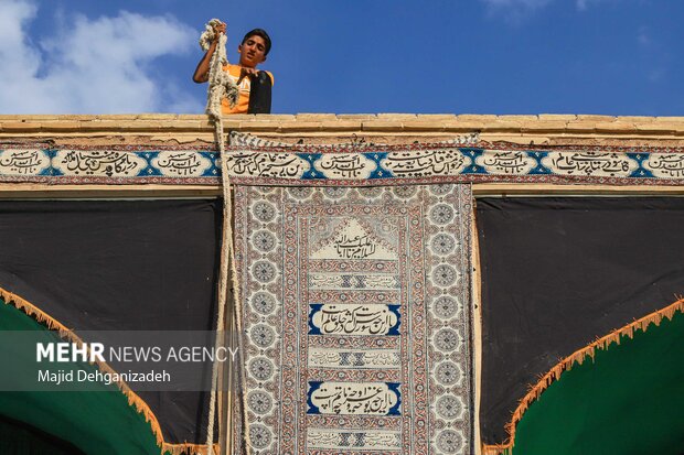 یزد، عزاخانہ فھادان میں سیاہ پوشی کی قدیمی رسم

