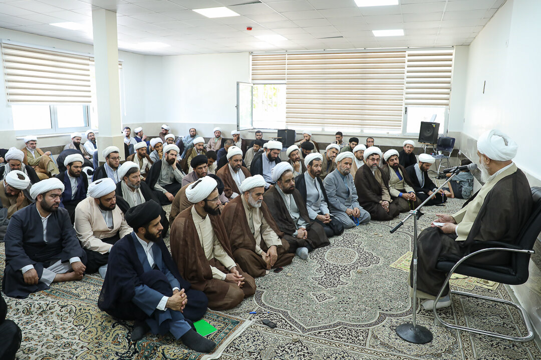 مبلغان برای جذب جوانان به مساجد عزم جدیتری داشته باشند