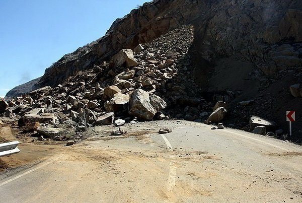 مسیر اصلی جاده صالح آباد- تربت جام مسدود شده است