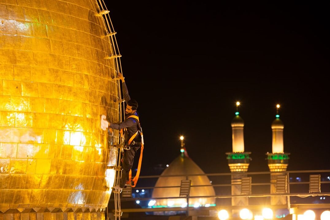 حضرت امام حسین علیہ السلام کے گنبد پر سیاہ پرچم لہرایا گیا، ویڈیو، تصاویر