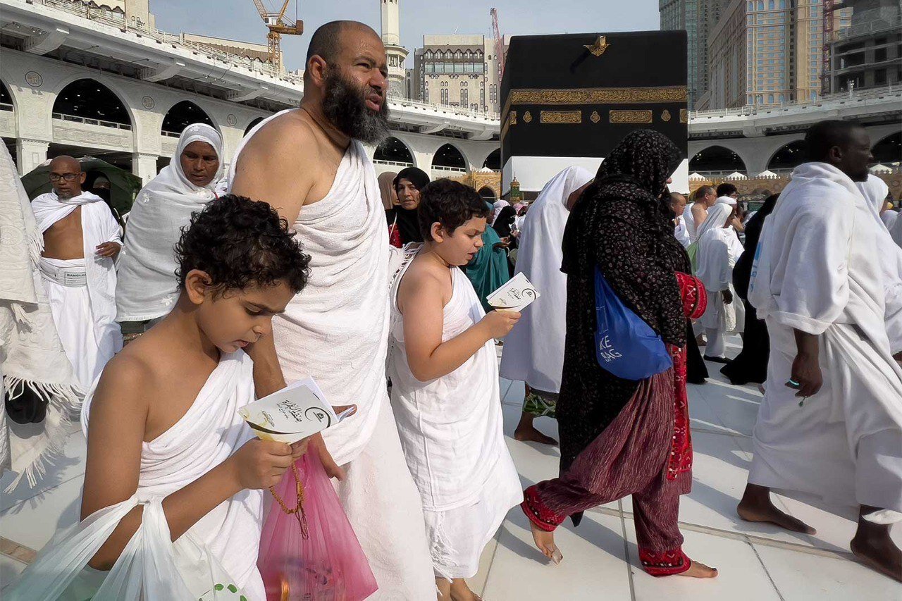 بچے اور نوجوان اپنے مخصوص انداز میں خانہ کعبہ کا طواف کرتے ہوئے، تصاویر
